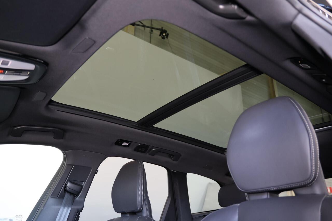 Volvo XC60 T8 Recharge AWD Ultimate Black Edition - LONG RANGE - Panorama/schuifdak - IntelliSafe Assist & Surround - 360º Camera - Adaptieve LED koplampen - Verwarmde voorstoelen, stuur & achterbank - Parkeersensoren voor & achter - Elektr. bedienb. voorstoelen met