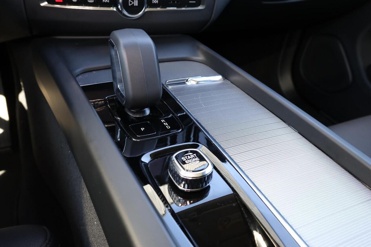 Volvo XC60 T8 Recharge AWD Ultimate Dark - LONG RANGE - Panorama/schuifdak - IntelliSafe Assist & Surround - 360º Camera - Verwarmde voorstoelen, stuur & achterbank - Parkeersensoren voor & achter - Elektr. bedienb. voorstoelen met geheugen - Head up display - Draad