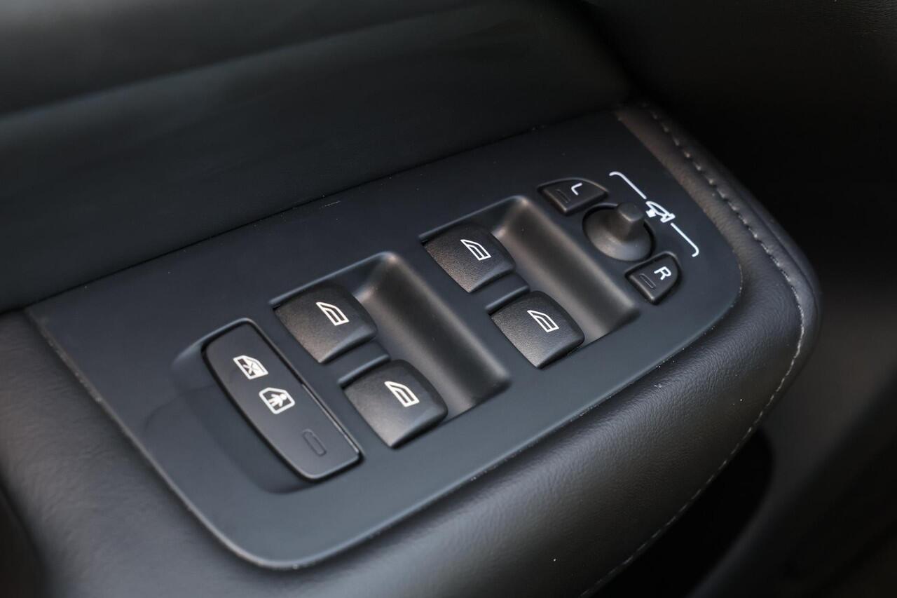 Volvo XC60 T8 Recharge AWD Ultimate Dark - LONG RANGE - Panorama/schuifdak - IntelliSafe Assist & Surround - 360º Camera - Verwarmde voorstoelen, stuur & achterbank - Parkeersensoren voor & achter - Elektr. bedienb. voorstoelen met geheugen - Head up display - Draad