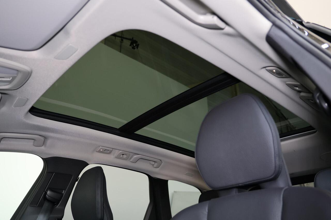 Volvo XC60 T8 Recharge AWD Ultimate Dark - LONG RANGE - Panorama/schuifdak - IntelliSafe Assist & Surround - 360º Camera - Verwarmde voorstoelen, stuur & achterbank - Parkeersensoren voor & achter - Elektr. bedienb. voorstoelen met geheugen - Head up display - Draad