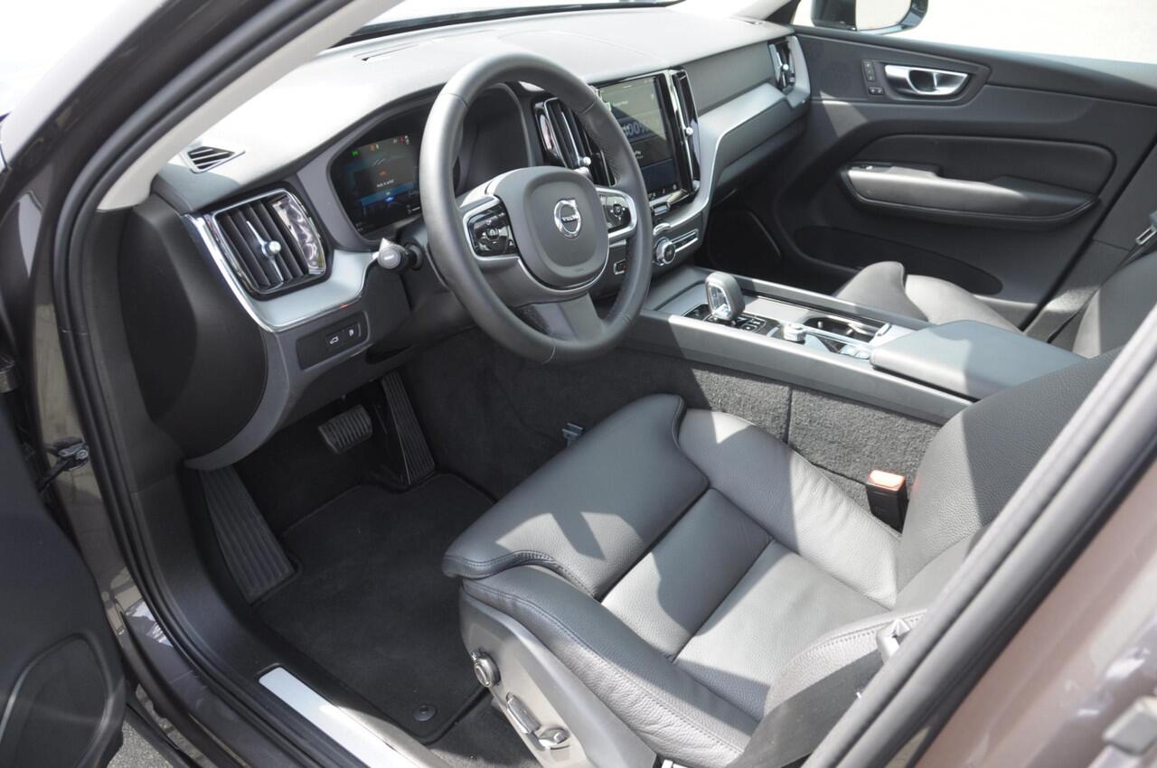 Volvo XC60 T6 350PK Automaat Plus Dark 360 camera / elektrisch bedienbare voorstoelen / Memory seats / stoelverwarming voor en achter/ stuurverwarming / BLIS