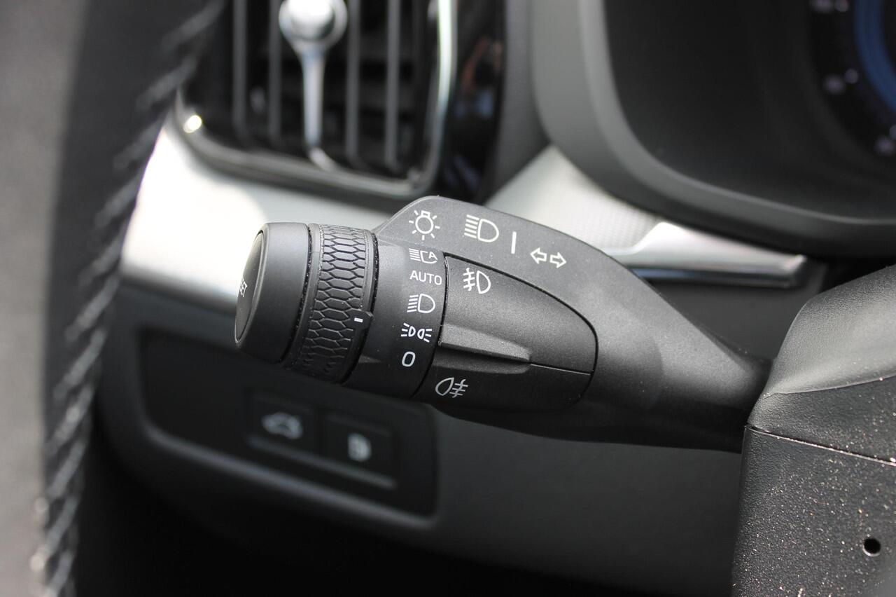 Volvo XC60 T6 350PK Plug-in hybrid AWD Plus Dark Long Range / Semi elektrisch wegklapbare trekhaak / Lederen bekleding / Panoramisch schuif-kanteldak