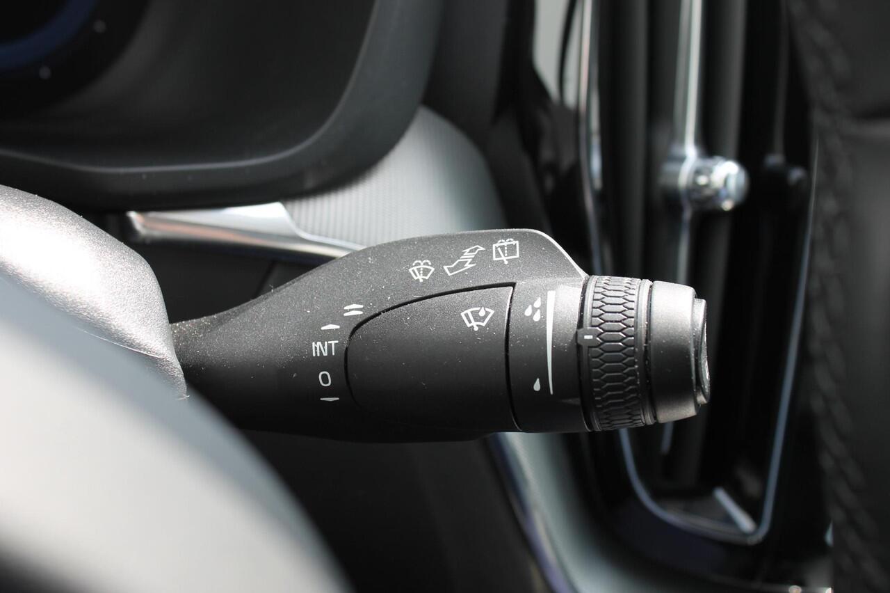 Volvo XC60 T6 350PK Plug-in hybrid AWD Plus Dark Long Range / Semi elektrisch wegklapbare trekhaak / Lederen bekleding / Panoramisch schuif-kanteldak