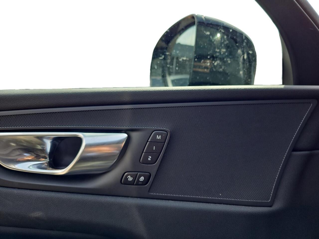 Volvo XC60 2.0 T6 Plug-in hybrid AWD Plus Dark | Trekhaak | 360 graden camera | Stoelverwarming | Panoramadak |