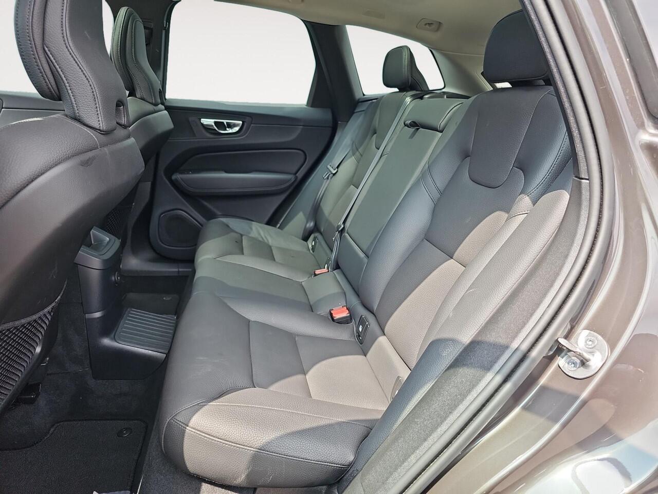 Volvo XC60 2.0 T6 Plug-in hybrid AWD Plus Dark | Trekhaak | 360 graden camera | Stoelverwarming | Panoramadak |