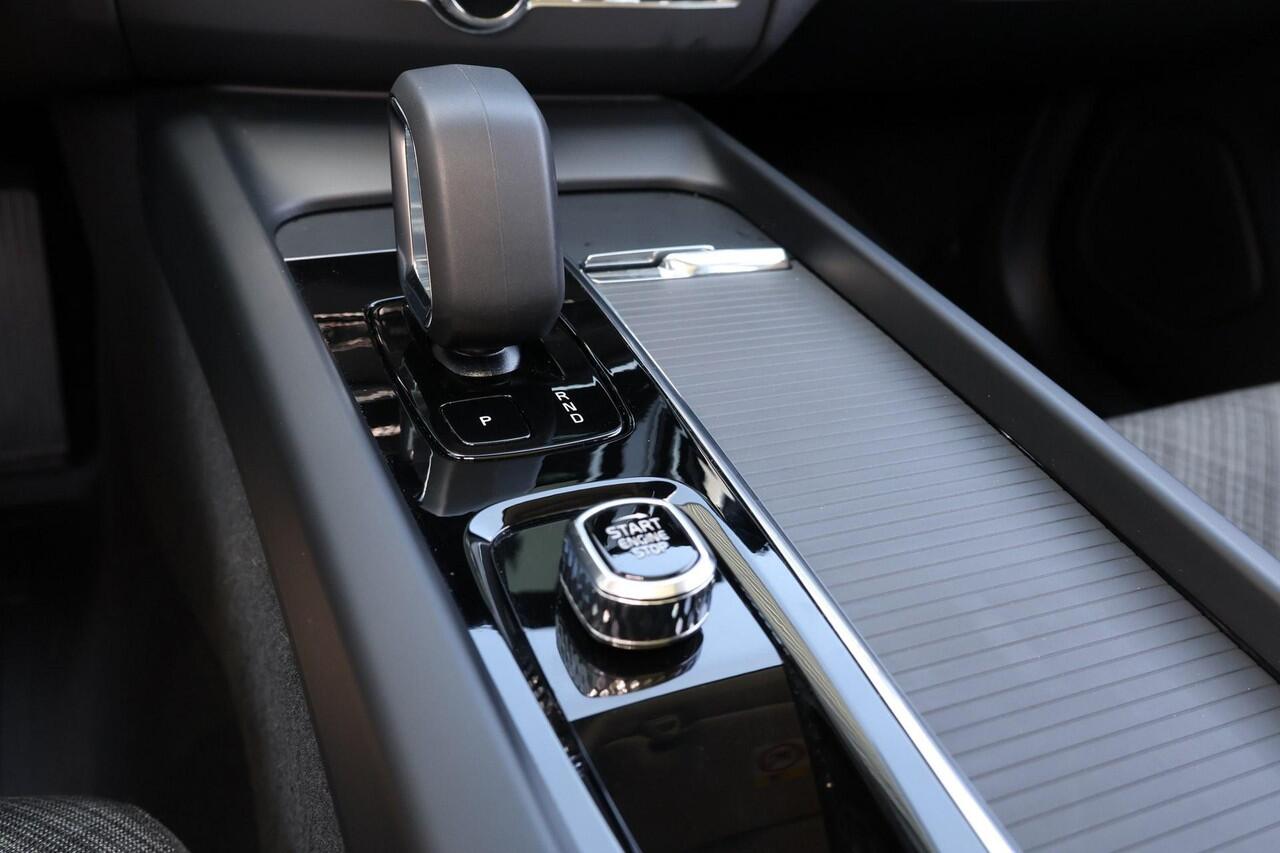 Volvo XC60 T6 Recharge AWD Core Bright - LONG RANGE - Panorama/schuifdak - IntelliSafe Assist & Surround - Adaptieve LED koplampen - Parkeercamera achter - Verwarmde voorstoelen, stuur & achterbank - Parkeersensoren voor & achter - Draadloze tel. lader - Elektr. in