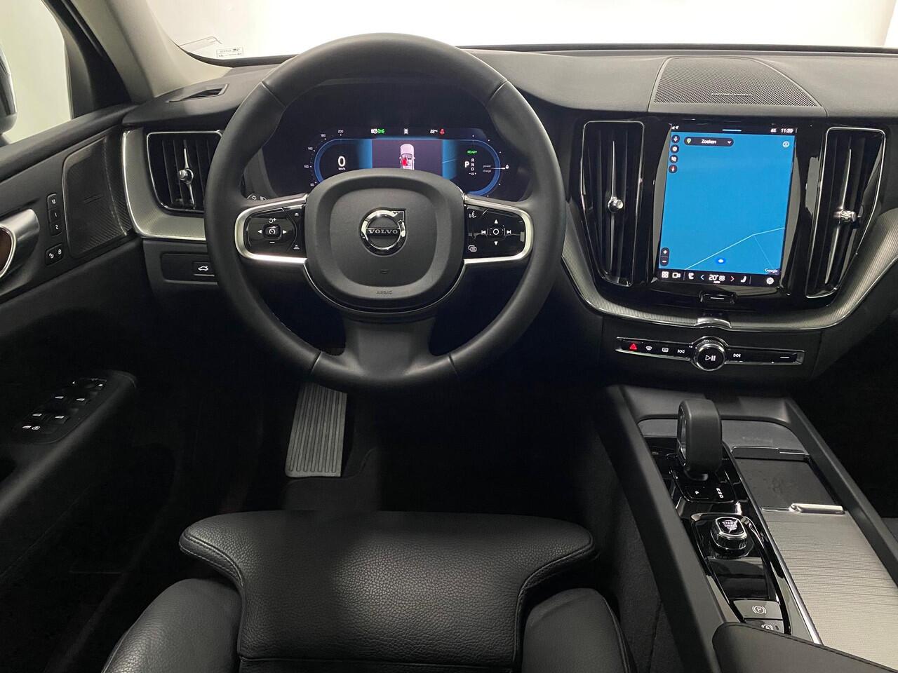 Volvo XC60 2.0 T8 Plug-in hybrid AWD Plus Dark Black Edition Luchtvering Panorama Trekhaak Harman Kardon 360º view 21inch Memo Stoelen Leer Apple CarPlay