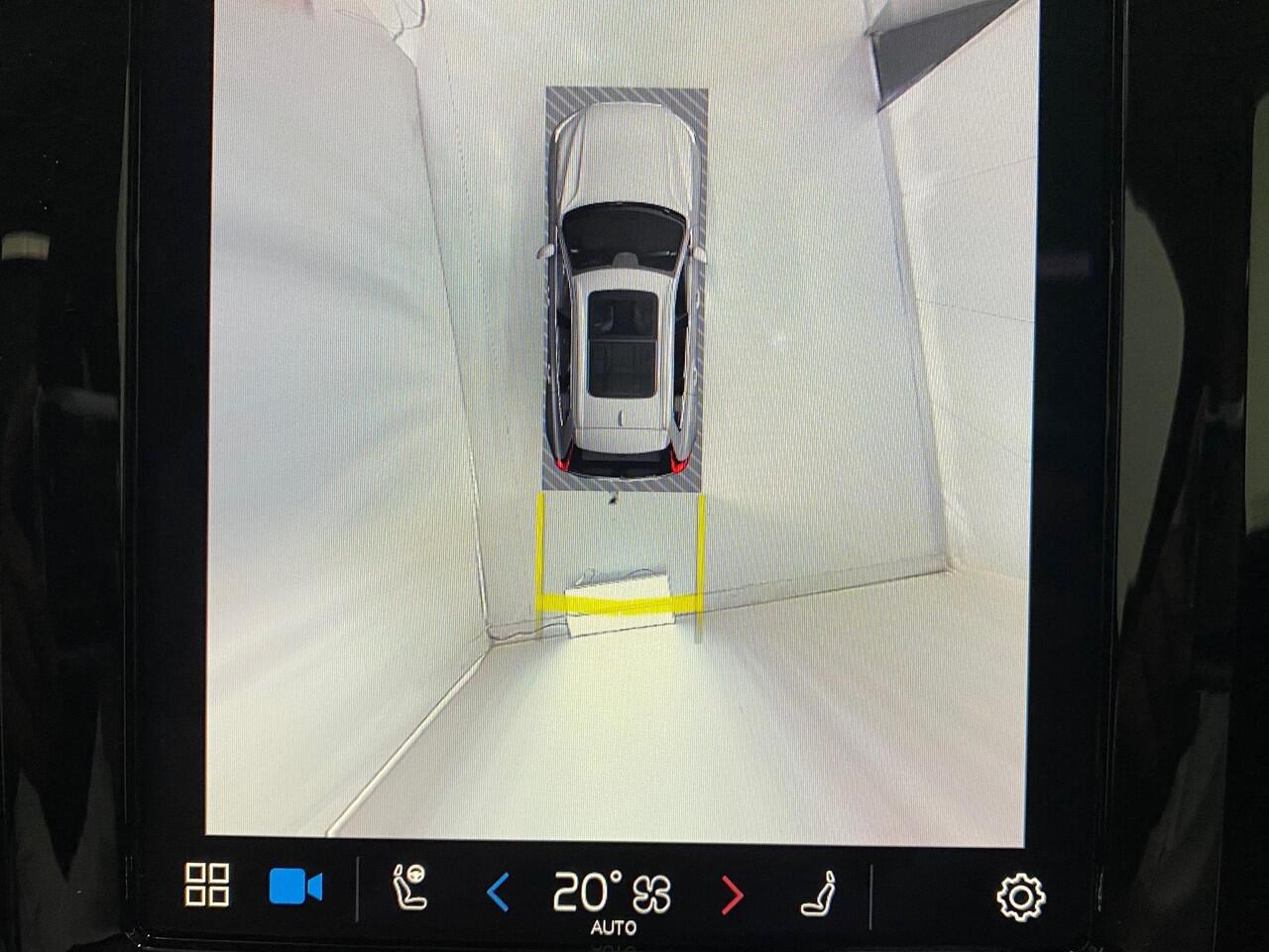 Volvo XC60 2.0 T8 Plug-in hybrid AWD Plus Dark Black Edition Luchtvering Panorama Trekhaak Harman Kardon 360º view 21inch Memo Stoelen Leer Apple CarPlay