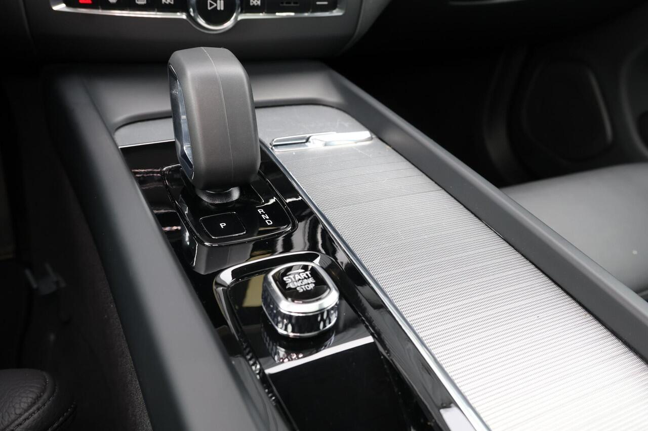 Volvo XC60 T6 Recharge AWD Plus Dark - Panorama/schuifdak - IntelliSafe Assist & Surround - 360º Camera - Verwarmde voorstoelen, stuur & achterbank - Parkeersensoren voor & achter - Elektr. bedienb. voorstoelen met geheugen - Draadloze tel. lader - Elektr. inklapbar