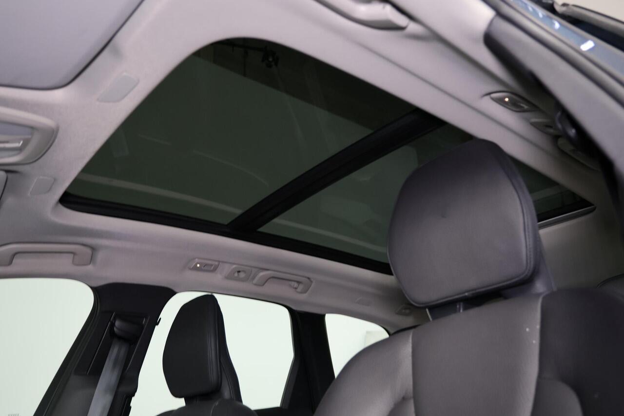 Volvo XC60 T6 Recharge AWD Plus Dark - Panorama/schuifdak - IntelliSafe Assist & Surround - 360º Camera - Verwarmde voorstoelen, stuur & achterbank - Parkeersensoren voor & achter - Elektr. bedienb. voorstoelen met geheugen - Draadloze tel. lader - Elektr. inklapbar