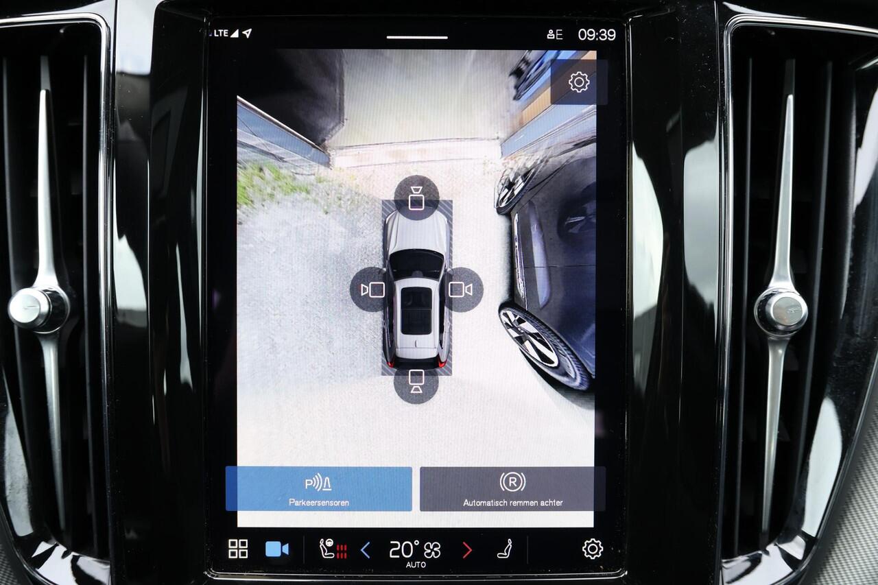 Volvo XC60 T6 Recharge AWD Plus Dark - Panorama/schuifdak - IntelliSafe Assist & Surround - 360º Camera - Verwarmde voorstoelen, stuur & achterbank - Parkeersensoren voor & achter - Elektr. bedienb. voorstoelen met geheugen - Draadloze tel. lader - Elektr. inklapbar