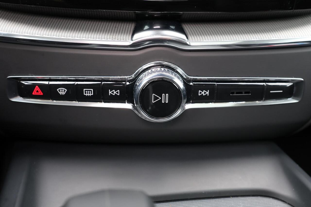 Volvo XC60 T6 Recharge AWD Plus Dark - Panorama/schuifdak - IntelliSafe Assist & Surround - 360º Camera - Verwarmde voorstoelen, stuur & achterbank - Parkeersensoren voor & achter - Elektr. bedienb. voorstoelen met geheugen - Draadloze tel. lader - Elektr. inklapbar