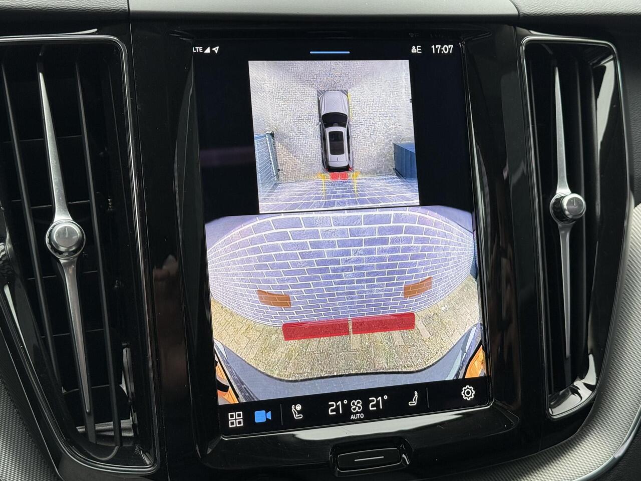 Volvo XC60 2.0 T6 Plug-in hybrid AWD Plus Dark | Adaptive cruise control | 360° camera | Trekhaak | Stoel- en stuurverwarming | Dode hoek detectie BLIS |