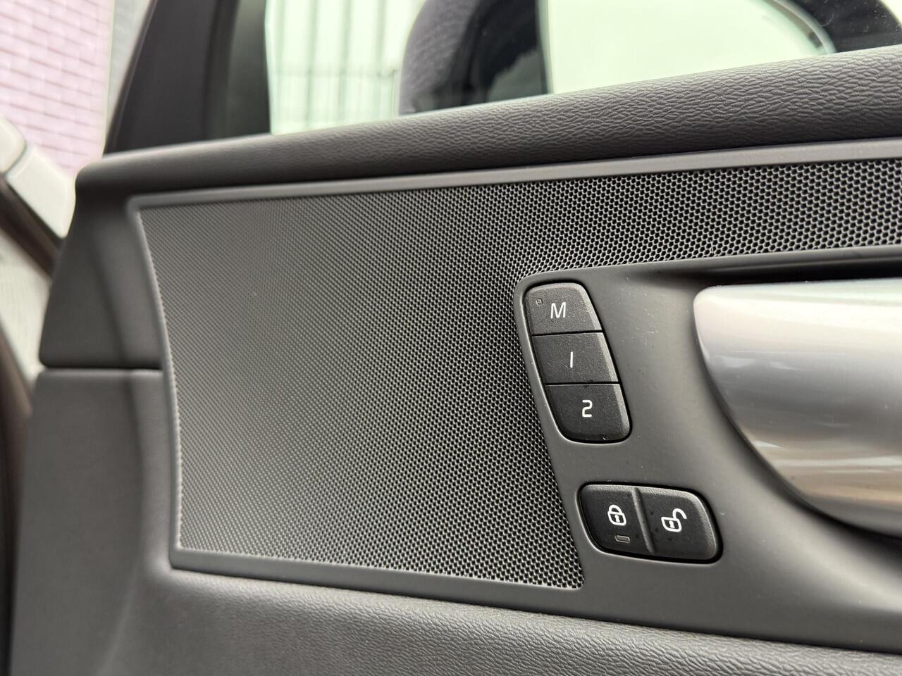 Volvo XC60 2.0 T6 Plug-in hybrid AWD Plus Dark | Adaptive cruise control | 360° camera | Trekhaak | Stoel- en stuurverwarming | Dode hoek detectie BLIS |