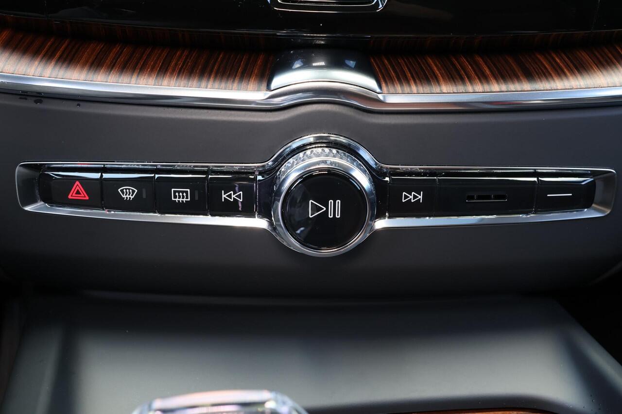 Volvo XC60 T8 Recharge AWD Plus Bright - LONG RANGE - Luchtvering - Panorama/schuifdak - IntelliSafe Assist & Surround - 360º Camera - Harman/Kardon audio - Adaptieve LED koplampen - Verwarmde voorstoelen, stuur & achterbank - Parkeersensoren voor & achter - Elektr.