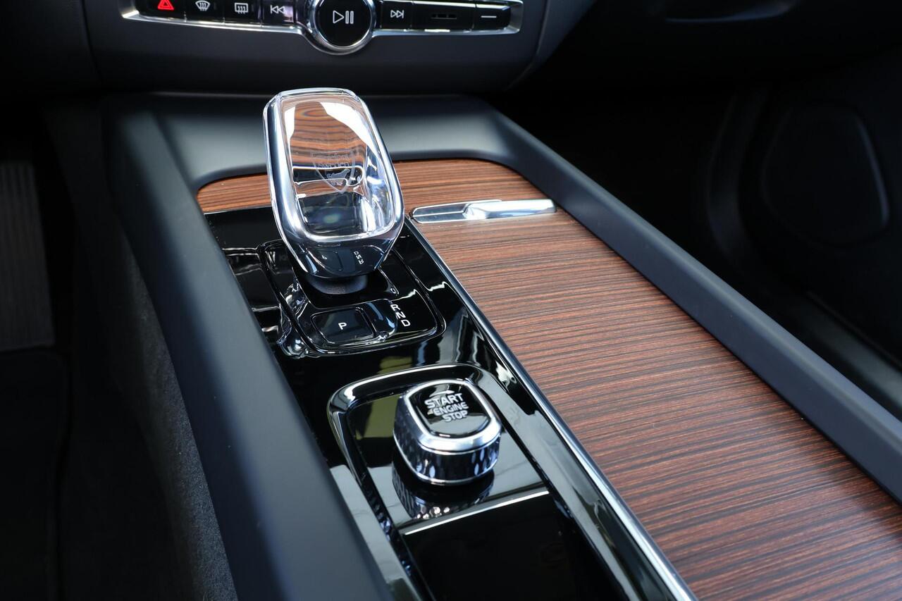 Volvo XC60 T8 Recharge AWD Plus Bright - LONG RANGE - Luchtvering - Panorama/schuifdak - IntelliSafe Assist & Surround - 360º Camera - Harman/Kardon audio - Adaptieve LED koplampen - Verwarmde voorstoelen, stuur & achterbank - Parkeersensoren voor & achter - Elektr.