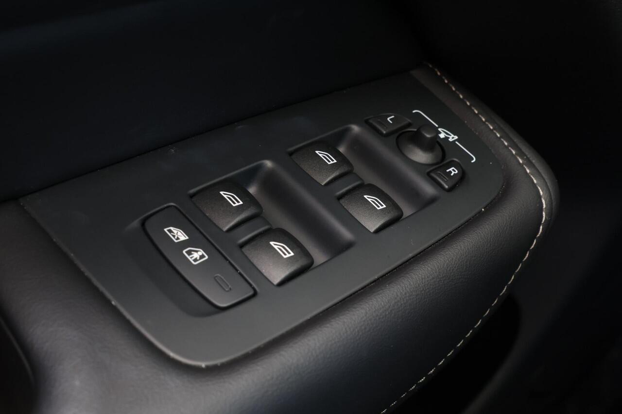 Volvo XC60 T8 Recharge AWD Plus Bright - LONG RANGE - Luchtvering - Panorama/schuifdak - IntelliSafe Assist & Surround - 360º Camera - Harman/Kardon audio - Adaptieve LED koplampen - Verwarmde voorstoelen, stuur & achterbank - Parkeersensoren voor & achter - Elektr.