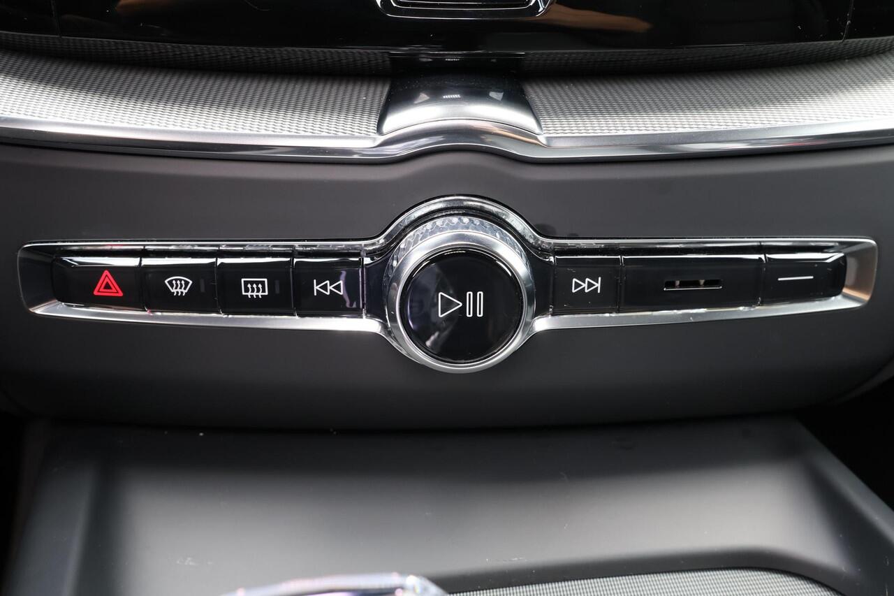 Volvo XC60 T8 Recharge AWD Ultra Black Edition - LONG RANGE - Luchtvering - Panorama/schuifdak - IntelliSafe Assist & Surround - 360º Camera - Bowers & Wilkins audio - Adaptieve LED koplampen - Verwarmde voorstoelen & stuur - Parkeersensoren voor & achter - Elektr. 