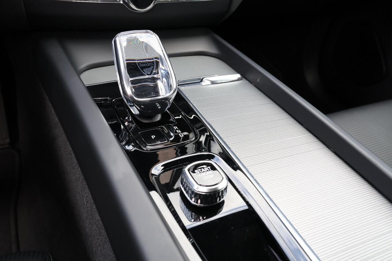 Volvo XC60 T8 Recharge AWD Ultra Black Edition - LONG RANGE - Luchtvering - Panorama/schuifdak - IntelliSafe Assist & Surround - 360º Camera - Bowers & Wilkins audio - Adaptieve LED koplampen - Verwarmde voorstoelen & stuur - Parkeersensoren voor & achter - Elektr. 