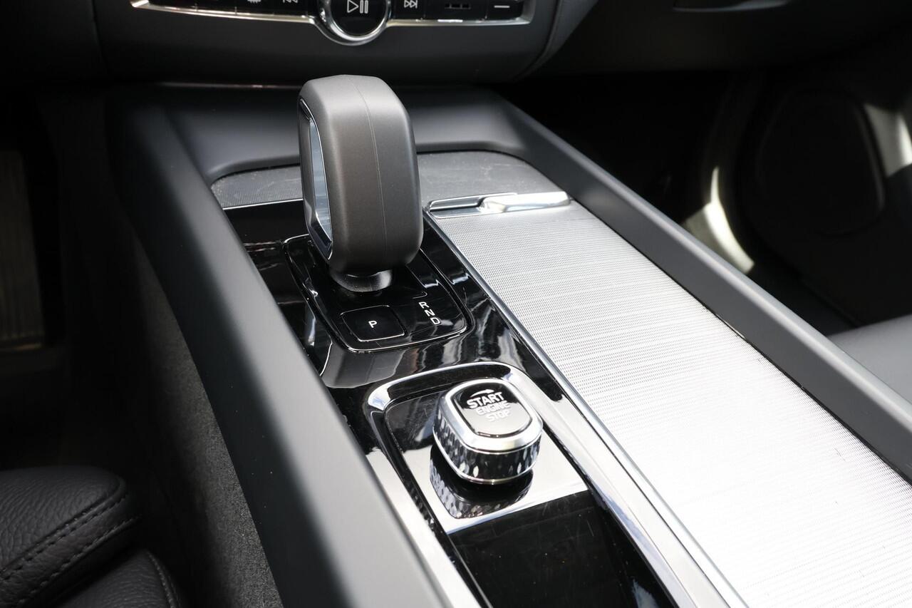 Volvo XC60 T6 Recharge AWD Plus Dark - LONG RANGE - Panorama/schuifdak - IntelliSafe Assist & Surround - 360º Camera - Harman/Kardon audio - Adaptieve LED koplampen - Verwarmde voorstoelen, stuur & achterbank - Parkeersensoren voor & achter - Elektr. bedienb. voorst