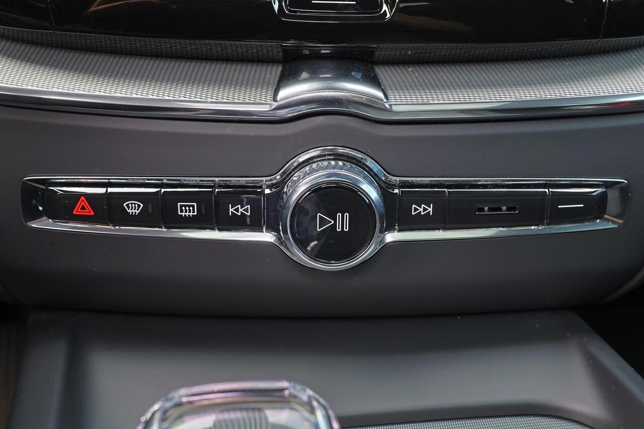 Volvo XC60 T6 Recharge AWD Plus Black Edition - LONG RANGE - Luchtvering - Panorama/schuifdak - IntelliSafe Assist & Surround - 360º Camera - Harman/Kardon audio - Adaptieve LED koplampen - Verwarmde voorstoelen, stuur & achterbank - Parkeersensoren voor & achter - 