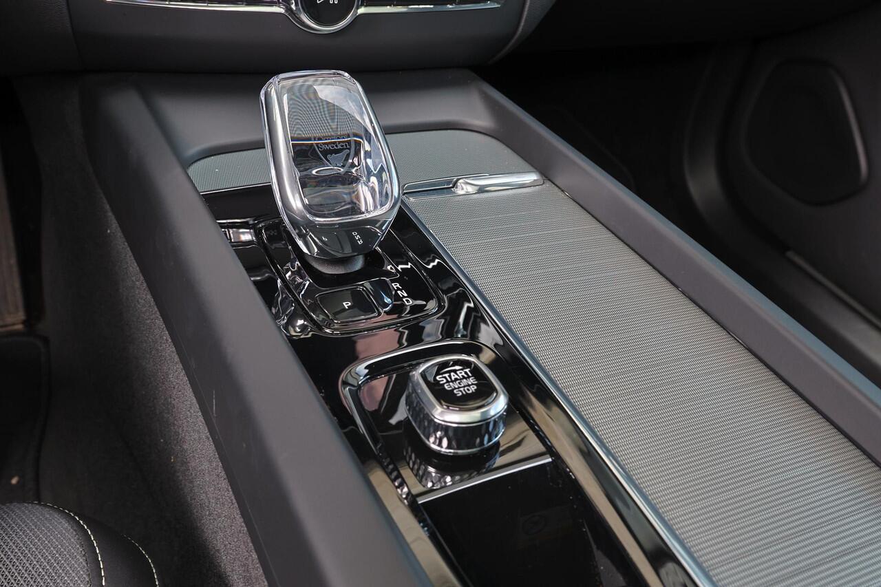 Volvo XC60 T6 Recharge AWD Plus Black Edition - LONG RANGE - Luchtvering - Panorama/schuifdak - IntelliSafe Assist & Surround - 360º Camera - Harman/Kardon audio - Adaptieve LED koplampen - Verwarmde voorstoelen, stuur & achterbank - Parkeersensoren voor & achter - 