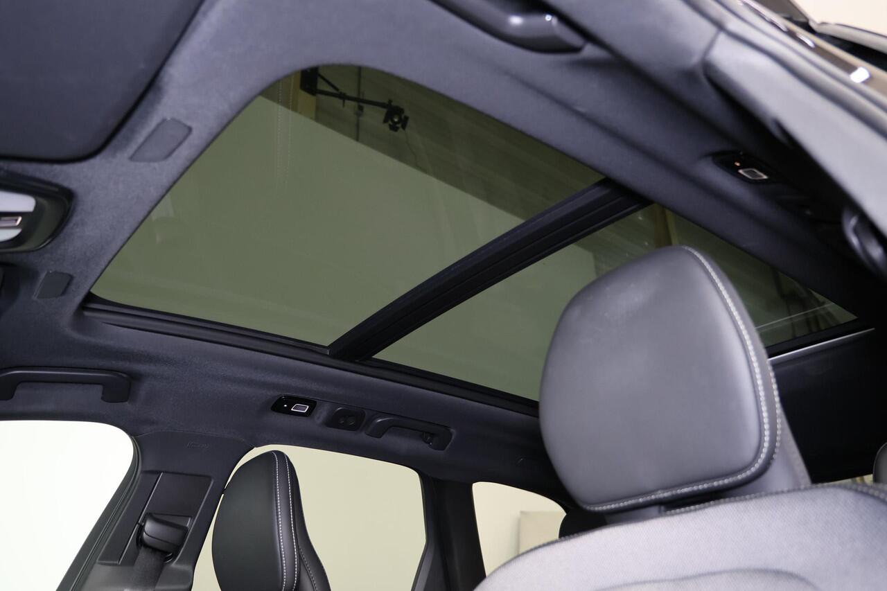 Volvo XC60 T6 Recharge AWD Plus Black Edition - LONG RANGE - Luchtvering - Panorama/schuifdak - IntelliSafe Assist & Surround - 360º Camera - Harman/Kardon audio - Adaptieve LED koplampen - Verwarmde voorstoelen, stuur & achterbank - Parkeersensoren voor & achter - 