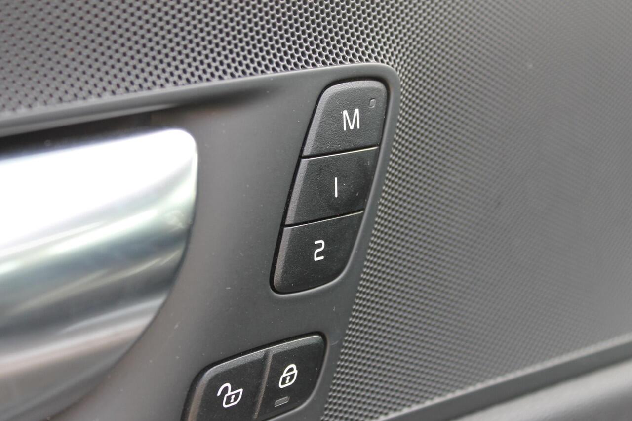 Volvo XC60 T6 350PK Automaat Plug-in hybrid AWD Plus Dark Apple Carplay / Adaptive cruise control / Panorama dak / Elektrisch bedienbare bestuurderstoel met geheugen / Keyless Entry / Elektrische achterklep