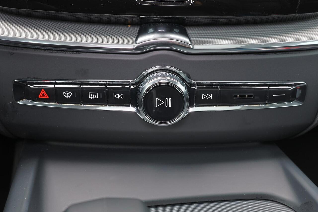 Volvo XC60 T6 Recharge AWD Plus Dark - Panorama/schuifdak - IntelliSafe Assist & Surround - 360º Camera - Verwarmde voorstoelen, stuur & achterbank - Parkeersensoren voor & achter - Elektr. bedienb. voorstoelen met geheugen - Draadloze tel. lader - Elektr. inklapbar