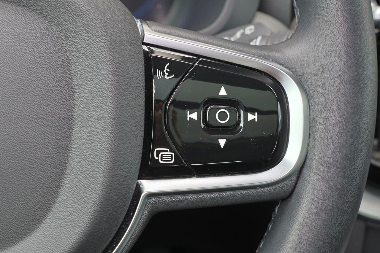 Volvo XC60 T6 Recharge AWD Plus Dark - Panorama/schuifdak - IntelliSafe Assist & Surround - 360º Camera - Verwarmde voorstoelen, stuur & achterbank - Parkeersensoren voor & achter - Elektr. bedienb. voorstoelen met geheugen - Draadloze tel. lader - Elektr. inklapbar