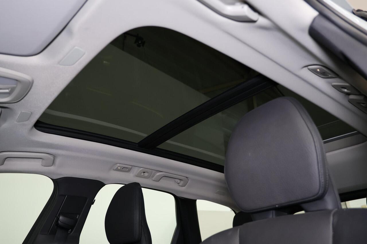 Volvo XC60 T6 Recharge AWD Plus Dark - Panorama/schuifdak - IntelliSafe Assist & Surround - 360º Camera - Verwarmde voorstoelen, stuur & achterbank - Parkeersensoren voor & achter - Elektr. bedienb. voorstoelen met geheugen - Draadloze tel. lader - Elektr. inklapbar