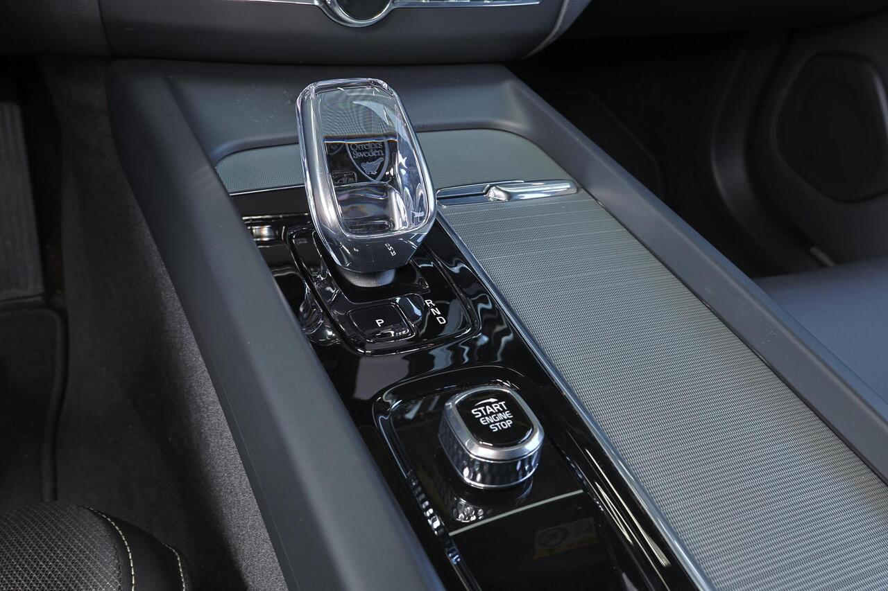 Volvo XC60 T8 Recharge AWD Black Edition Ultra - LONG RANGE - Luchtvering - Bowers & Wilkins Audio - IntelliSafe Assist & Surround - 360º Camera - Adaptieve LED koplampen - Verwarmde voorstoelen, stuur & achterbank - Parkeersensoren voor & achter - Elektr. bedienb. 