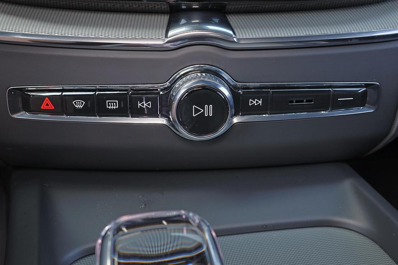 Volvo XC60 T8 Recharge AWD Black Edition Ultra - LONG RANGE - Luchtvering - Bowers & Wilkins Audio - IntelliSafe Assist & Surround - 360º Camera - Adaptieve LED koplampen - Verwarmde voorstoelen, stuur & achterbank - Parkeersensoren voor & achter - Elektr. bedienb. 