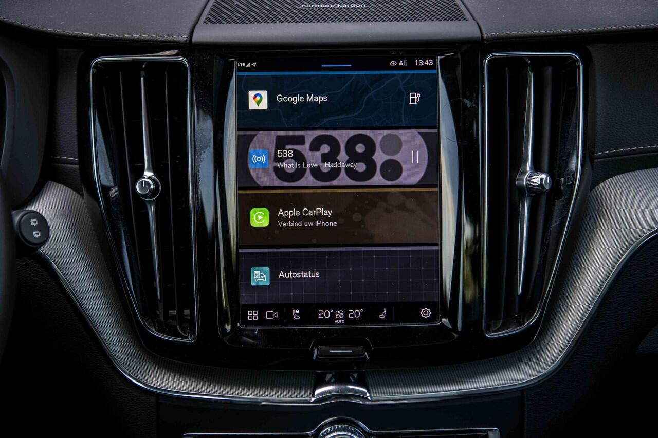 Volvo XC60 2.0 T6 Plug-in hybrid AWD Ultra Dark | Trekhaak | Adaptive cruise control | Head-up display | Harman/Kardon audio | Dode hoek detectie BLIS | Stoelverwarming voor + achter | Stuurverwarming | Elektrische stoelverstelling |