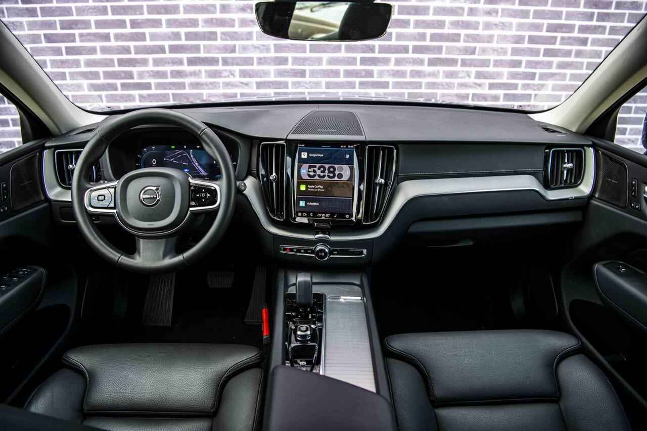 Volvo XC60 2.0 T6 Plug-in hybrid AWD Ultra Dark | Trekhaak | Adaptive cruise control | Head-up display | Harman/Kardon audio | Dode hoek detectie BLIS | Stoelverwarming voor + achter | Stuurverwarming | Elektrische stoelverstelling |