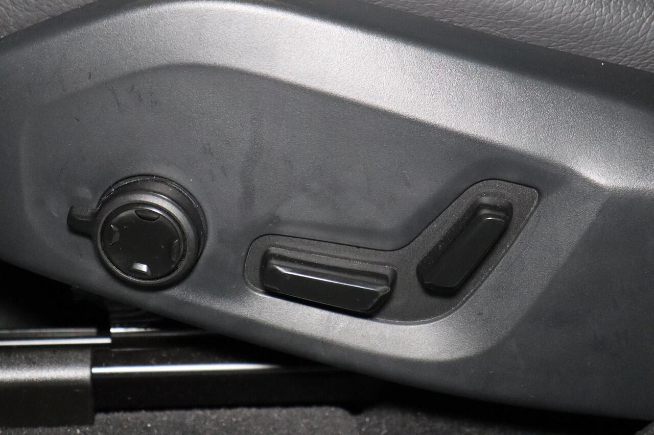 Volvo XC60 T8 Recharge AWD Ultimate Dark Volvo XC60 T8 Plug-in hybrid AWD Ultimate Dark - LONG RANGE - Panorama/schuifdak - IntelliSafe Assist & Surround - 360º Camera - Verwarmde voorstoelen, stuur & achterbank - Parkeersensoren voor & achter - Elektr. bedienb. voo