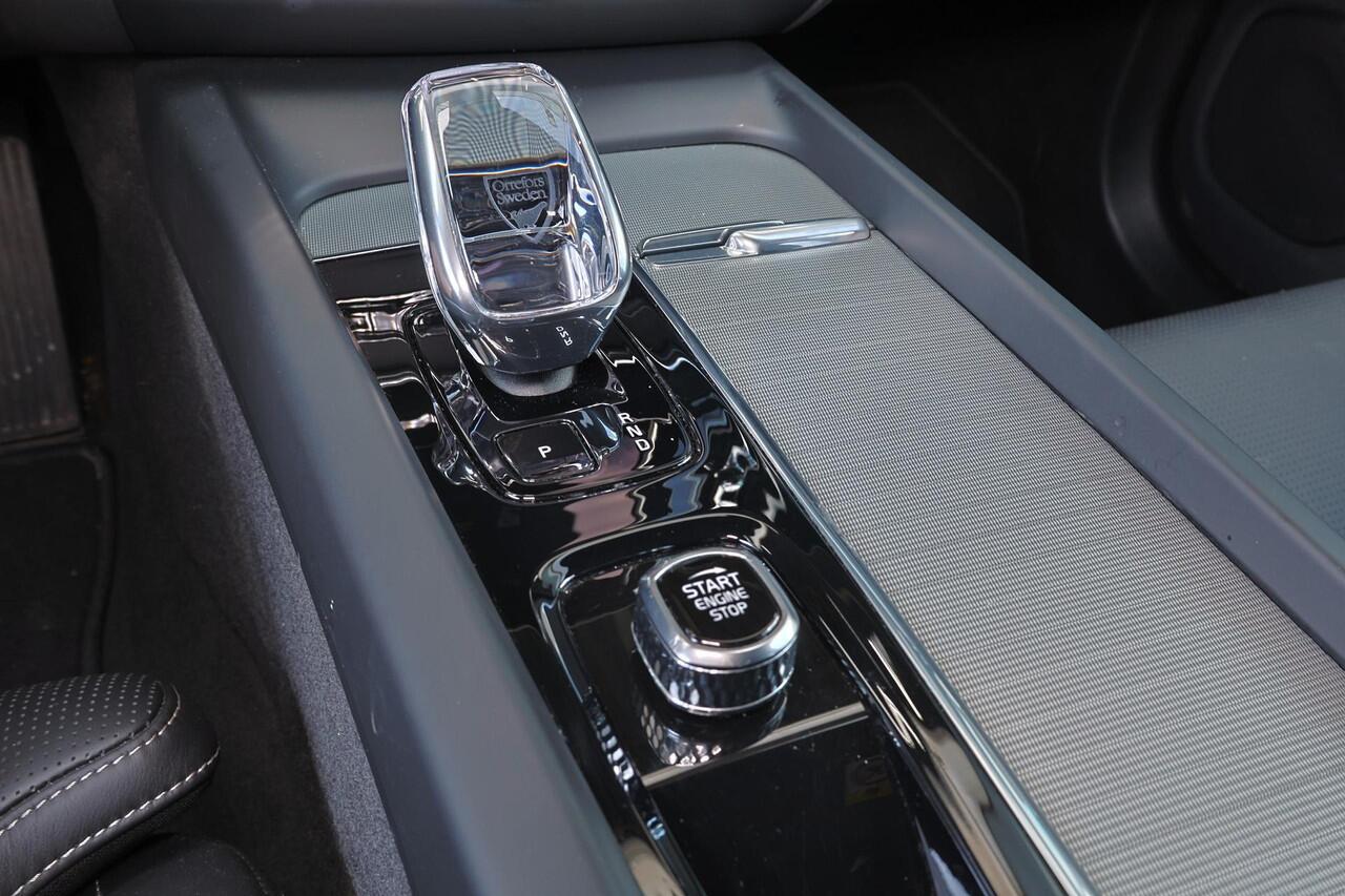 Volvo XC60 T6 Recharge AWD Ultra Black Edition - LONG RANGE - Panorama/schuifdak - IntelliSafe Assist & Surround - 360º Camera - Bowers & Wilkins audio - Adaptieve LED koplampen - Verwarmde voorstoelen & stuur - Parkeersensoren voor & achter - Elektr. bedienb. voors