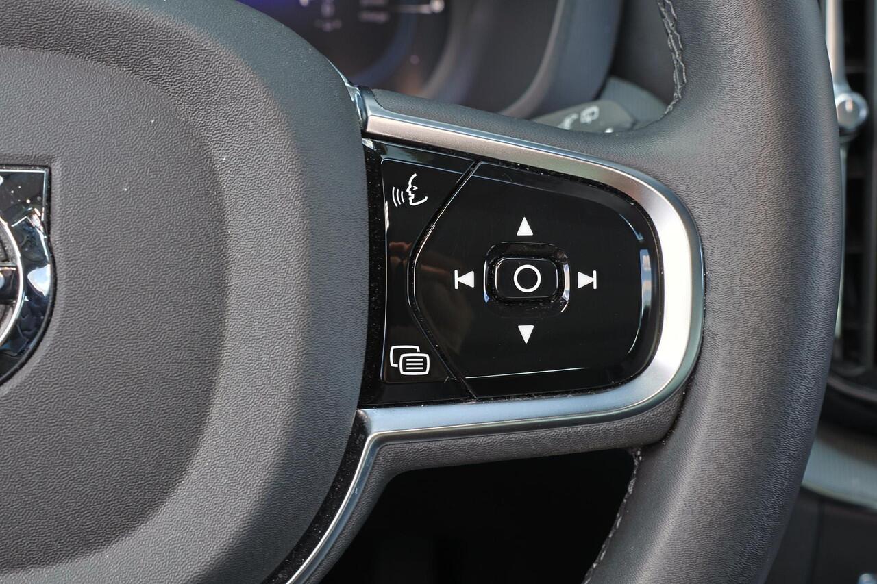 Volvo XC60 T6 Recharge AWD Plus Dark - Panorama/schuifdak - IntelliSafe Assist & Surround - 360º Camera - Verwarmde voorstoelen, stuur & achterbank - Parkeersensoren voor & achter - Elektr. bedienb. voorstoelen met geheugen - Draadloze tel. lader - Elektr. inklapbar