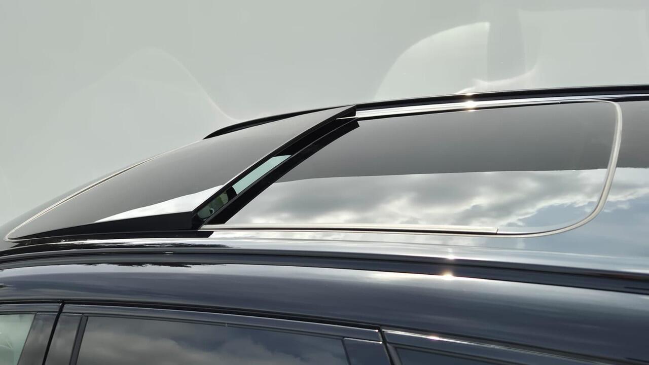 Volvo XC60 2.0 T8 PHEV AWD Ultra Dark Head up - Lighting Pack - Leder pakket - 360 Camera - 21"Licht metalen velgen - Alarm - Privacy glas