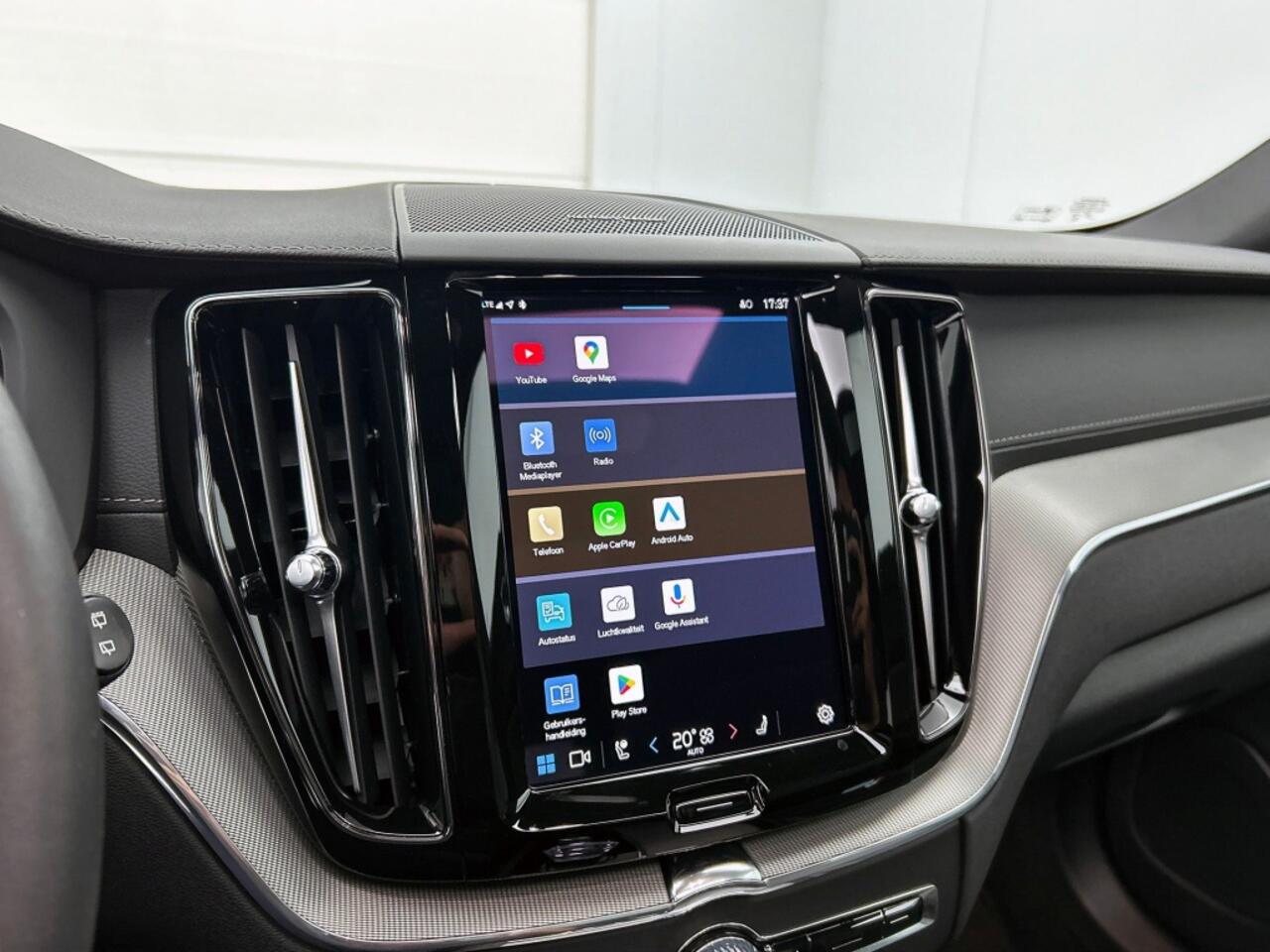 Volvo XC60 2.0 T6 Plug-in hybrid AWD Ultimate Dark | Luchtvering | Trekhaak