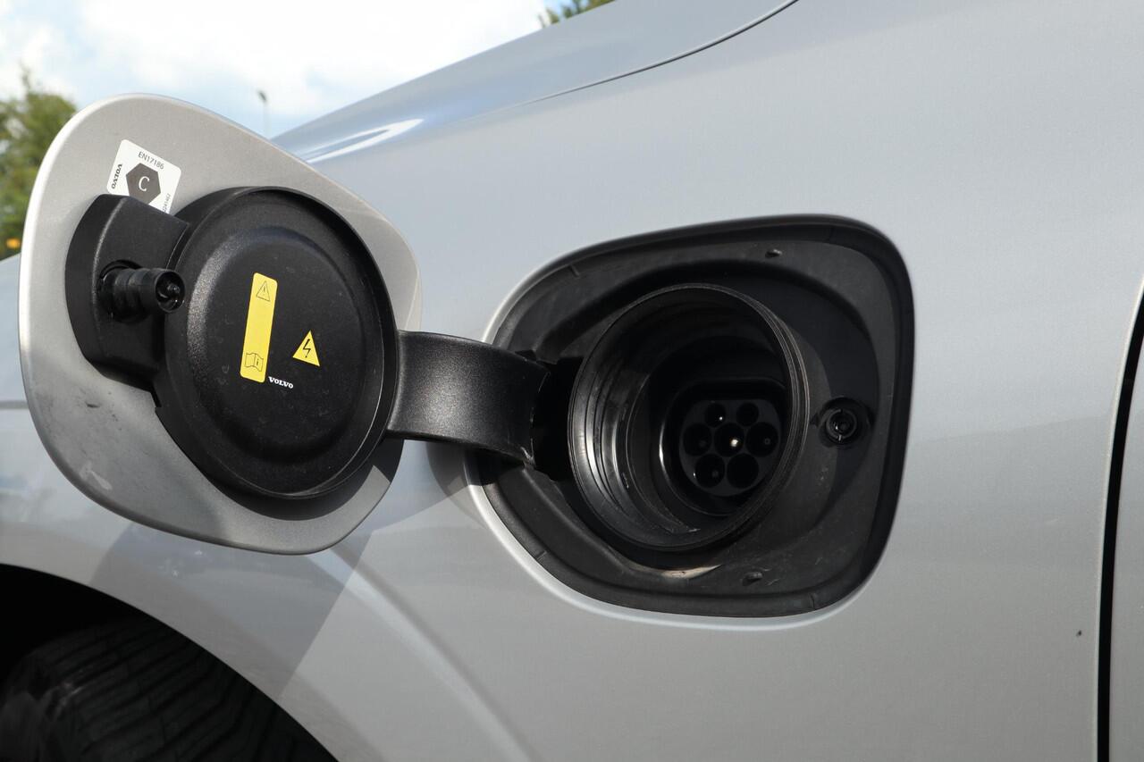 Volvo XC60 2.0 T6 Plug-in hybrid AWD Plus Dark | Trekhaak | Panoramadak | 360-camera |