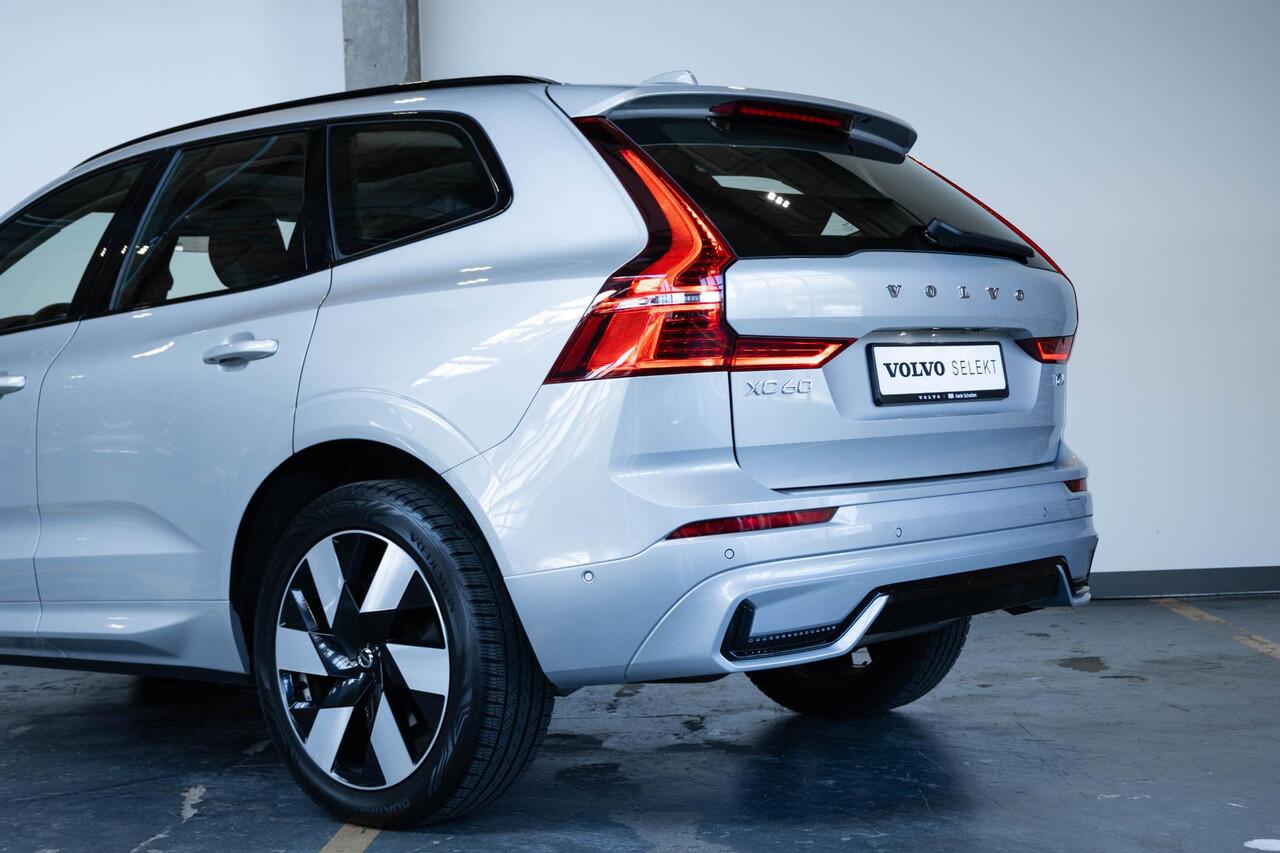 Volvo XC60 T6 Plug-in hybrid AWD Ultra Dark | Verwarmde Voorstoelen, Stuurwiel en Achterbank | Panoramisch Schuif-/Kanteldak | Semi- Elektrische Trekhaak | Harman Kardon Premium Audio | 360-Camera | Adaptieve Cruise Control | Draadloze Telefoonlader