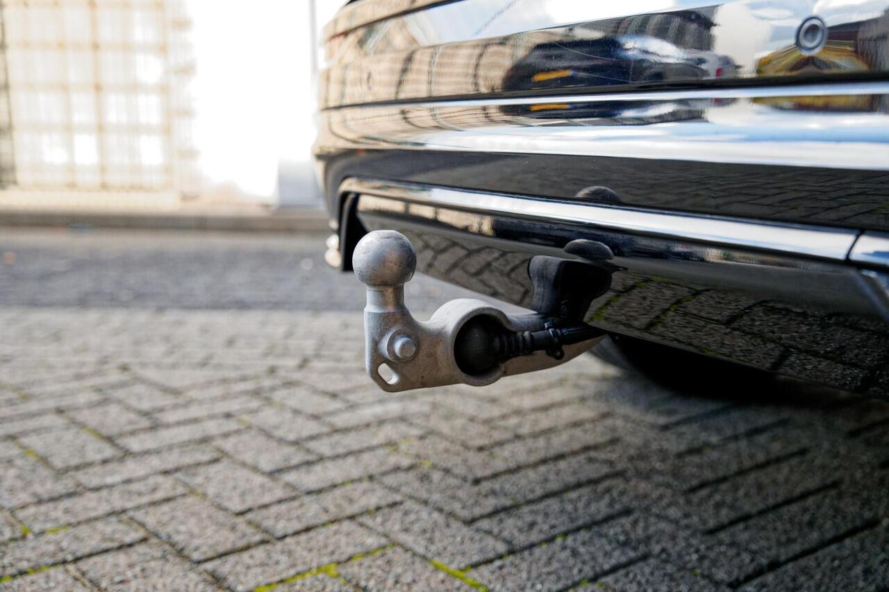 Volvo XC60 2.0 T8 Plug-in hybrid AWD Ultimate Black Edition Luchtvering, Trekhaak, 21", Panoramadak