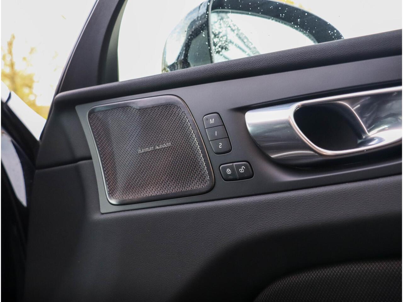 Volvo XC60 T6 AWD Ultra Black Edition Pano HeadUp 360cam 21''