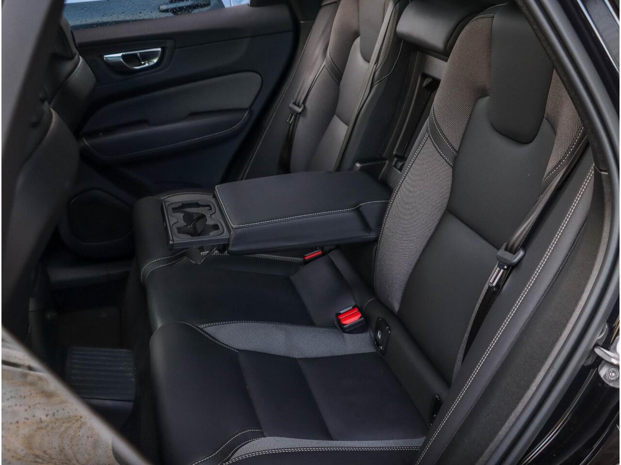 Volvo XC60 T6 AWD Ultra Black Edition Pano HeadUp 360cam 21''