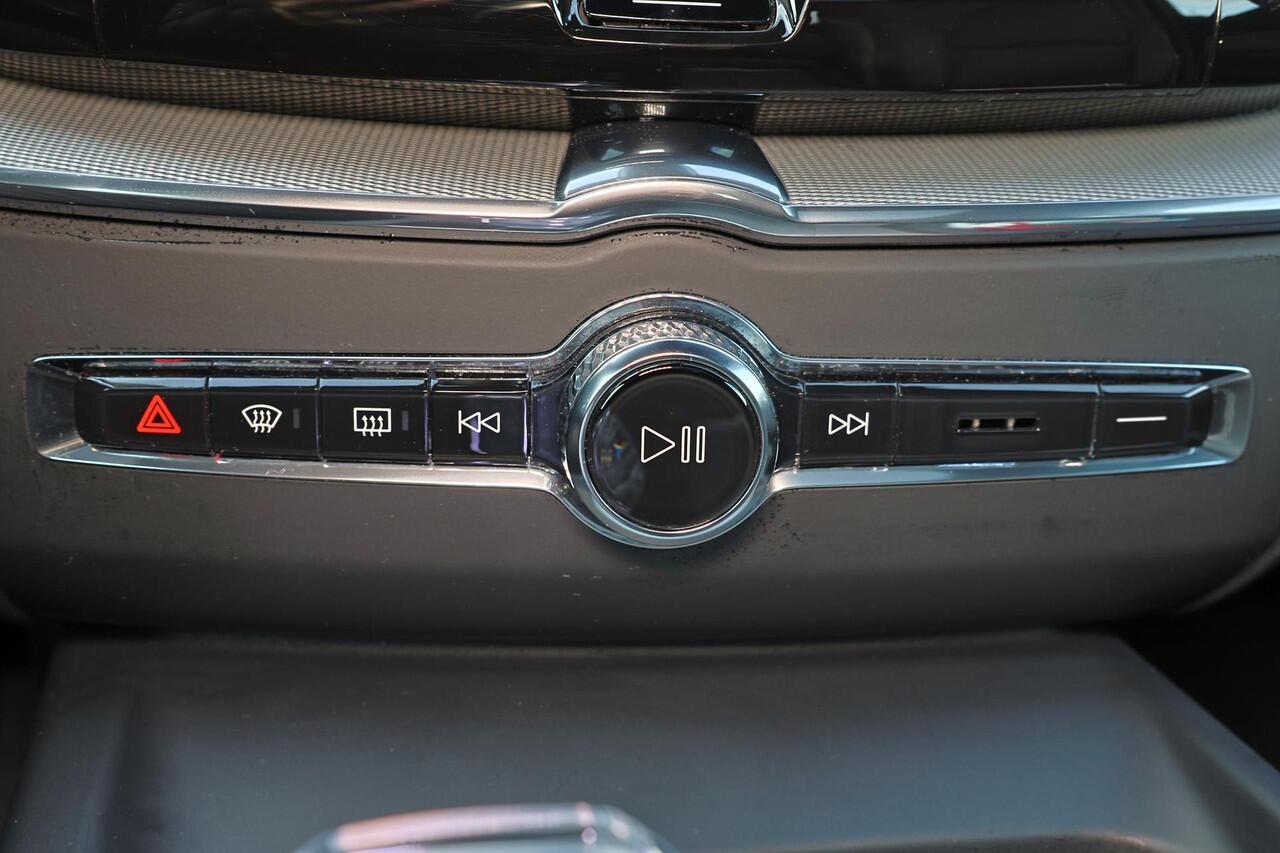 Volvo XC60 T6 Recharge AWD Ultra Black Edition - Panorama/schuifdak - IntelliSafe Assist & Surround - 360º Camera - Harman/Kardon audio - Adaptieve LED koplampen - Verwarmde voorstoelen, stuur & achterbank - Parkeersensoren voor & achter - Elektr. bedienb. voorstoel