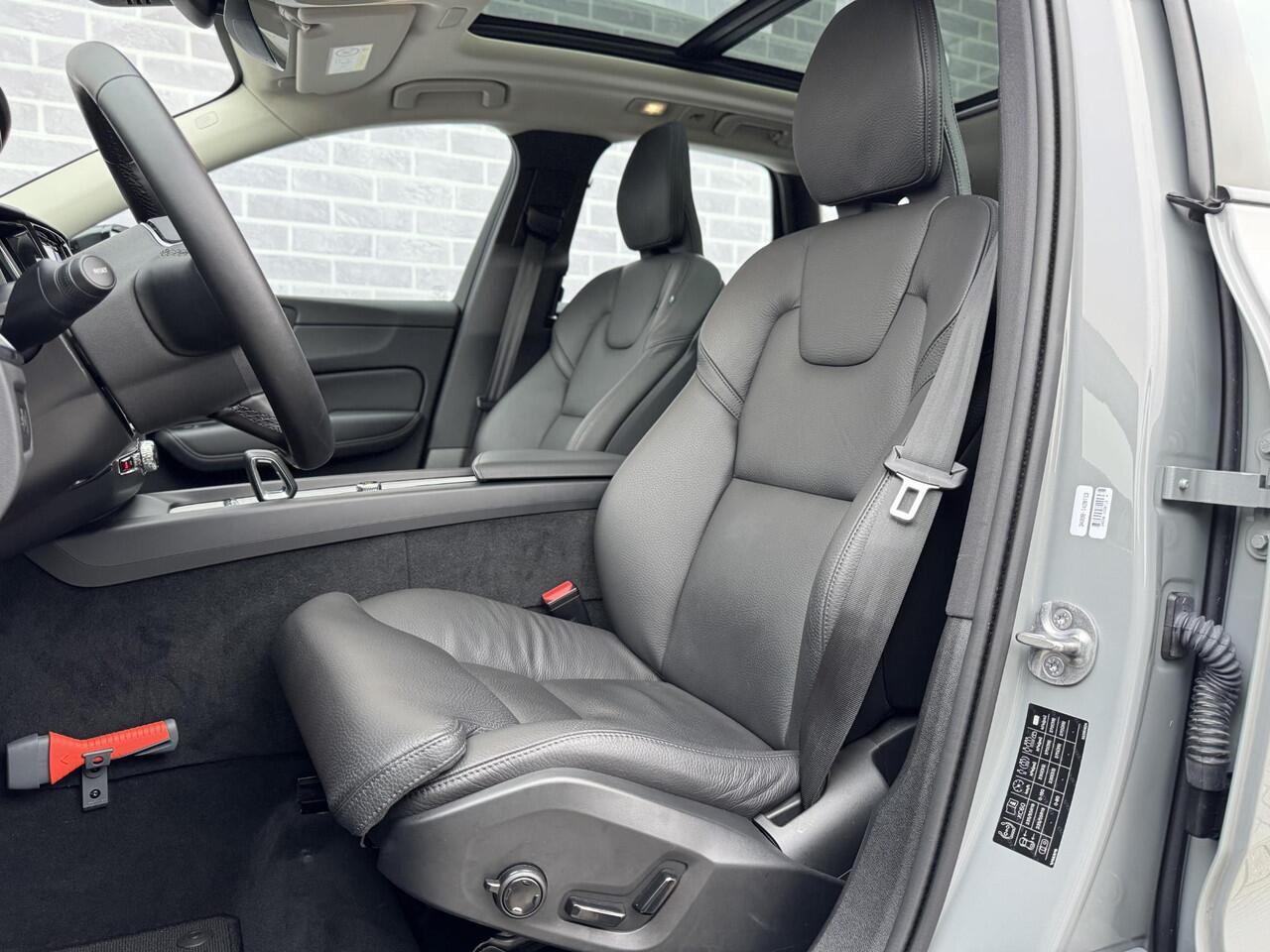 Volvo XC60 2.0 T6 Plug-in hybrid AWD Plus Dark | Elektrisch Verstelbare Voorstoelen | Trekhaak | 360 Camera | Schuif-/Kanteldak | Stoel-/Stuurverwarming