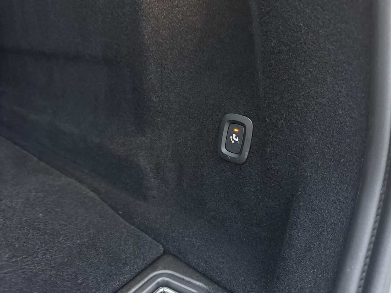 Volvo XC60 2.0 T6 Plug-in hybrid AWD Plus Dark | Elektrisch Verstelbare Voorstoelen | Trekhaak | 360 Camera | Schuif-/Kanteldak | Stoel-/Stuurverwarming