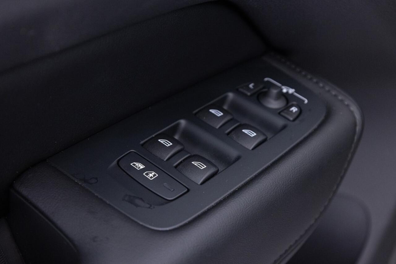 Volvo XC60 2.0 T8 Plug-in hybrid AWD Ultra Dark | SOH 99%