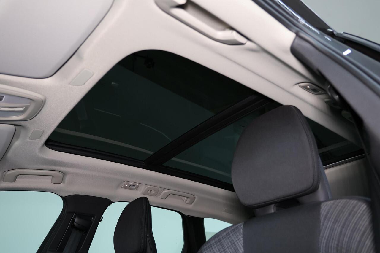 Volvo XC60 T6 Recharge AWD Core Bright - Panorama/schuifdak - IntelliSafe Assist & Surround - Adaptieve LED koplampen - Parkeercamera achter - Verwarmde voorstoelen, stuur & achterbank - Parkeersensoren voor & achter - Draadloze tel. lader - 18' LMV